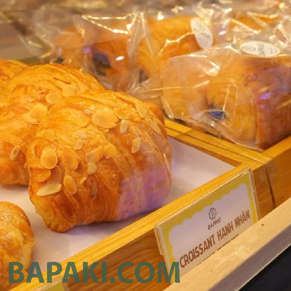 Bánh Croissant hạnh nhân